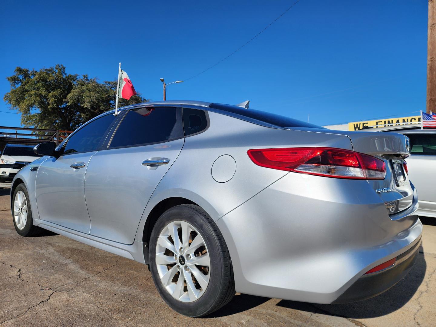 2017 SILVER /BLACK Kia Optima LX (5XXGT4L3XHG) with an 2.4L L4 DOHC 16V engine, 6A transmission, located at 2660 S.Garland Avenue, Garland, TX, 75041, (469) 298-3118, 32.885551, -96.655602 - Photo#5